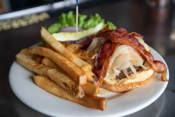 Brake Pad- Burger | Photo: Brakepadatlanta.com | 3403 Main St, College Park, GA 30337 