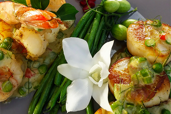 the pan seared jumbo prawns and sea scallops with green curry